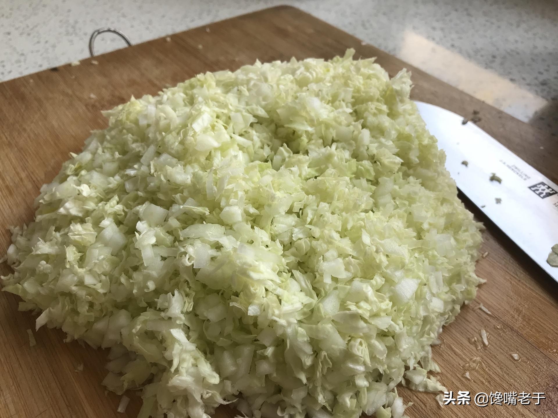 调白菜馅饺子，最忌用盐杀水，十几年老配方告诉你，饺子馅鲜多汁