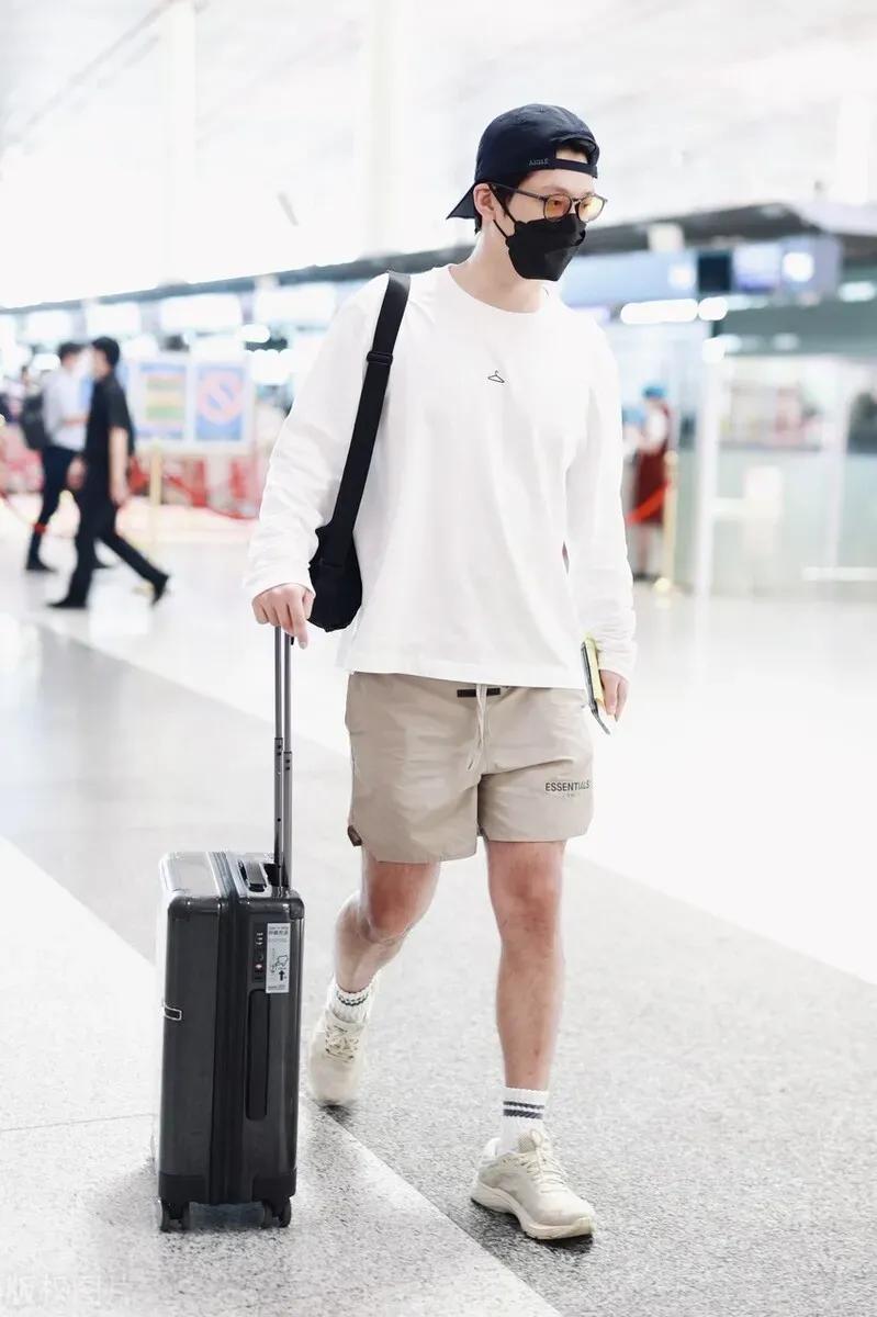220707窦骁现身北京机场，简约休闲穿搭，低调出行