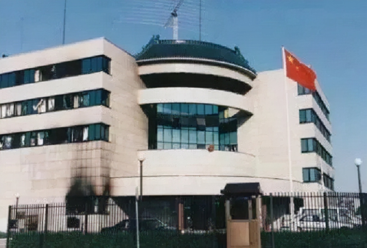 1999年美国轰炸中国大使馆的起因是什么？最后双方又是怎么处理的
