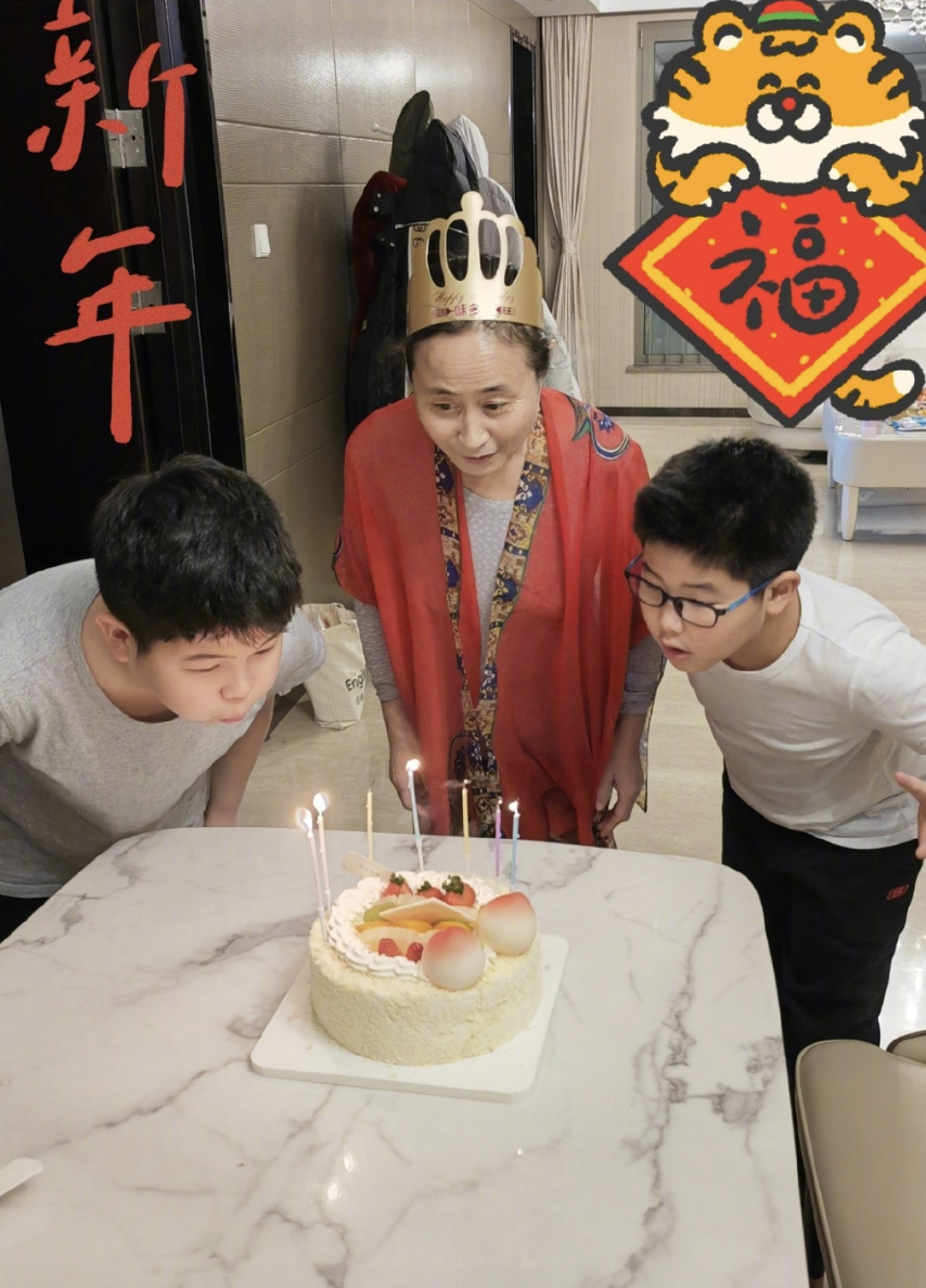 沙溢44岁生日，妈妈和妻子分别为他庆生，父子三人同框很温馨
