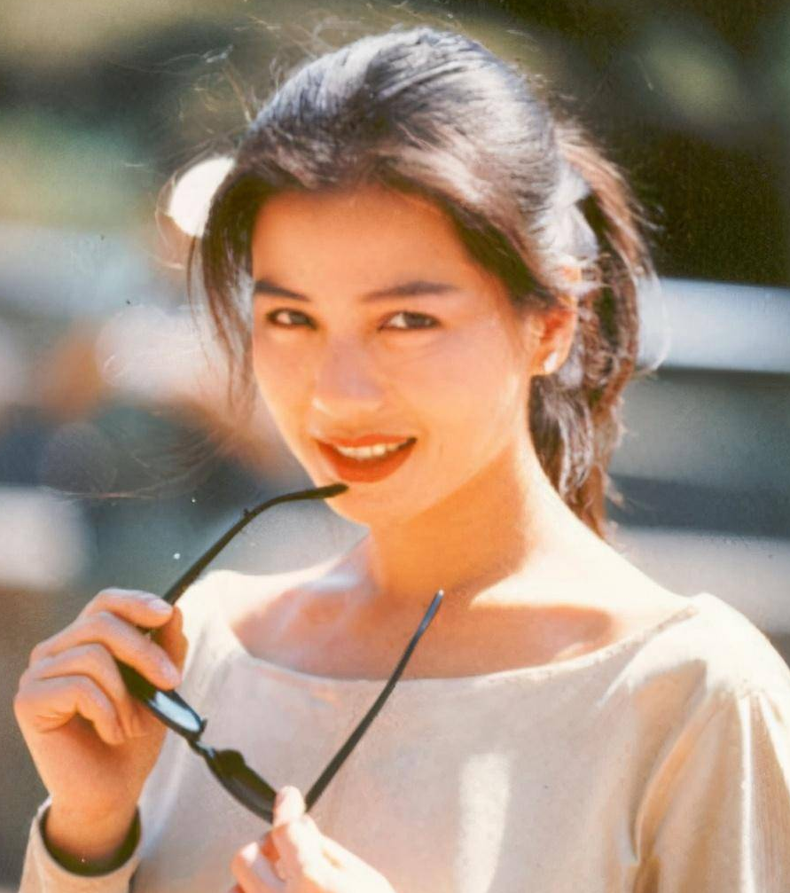 被钟楚红的状态惊艳:衣穿简,发微卷,63岁成同龄女明星最美