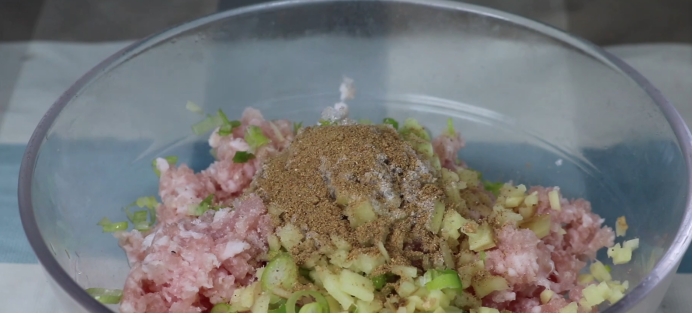 荠菜猪肉饺子馅怎么做好吃（传统芥菜肉馅饺子做法）