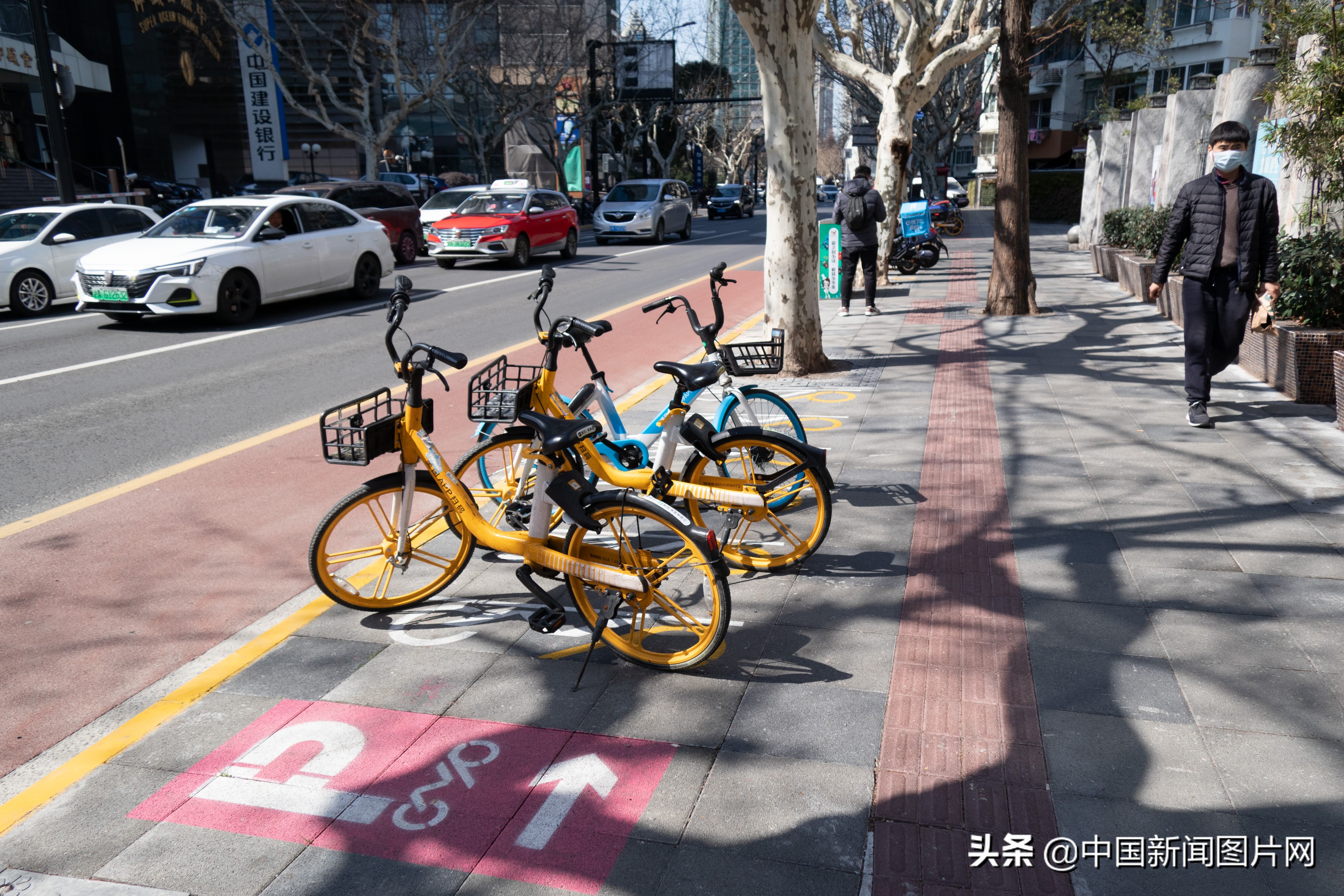 上海街头布置共享单车禁停神器“蓝牙道钉”