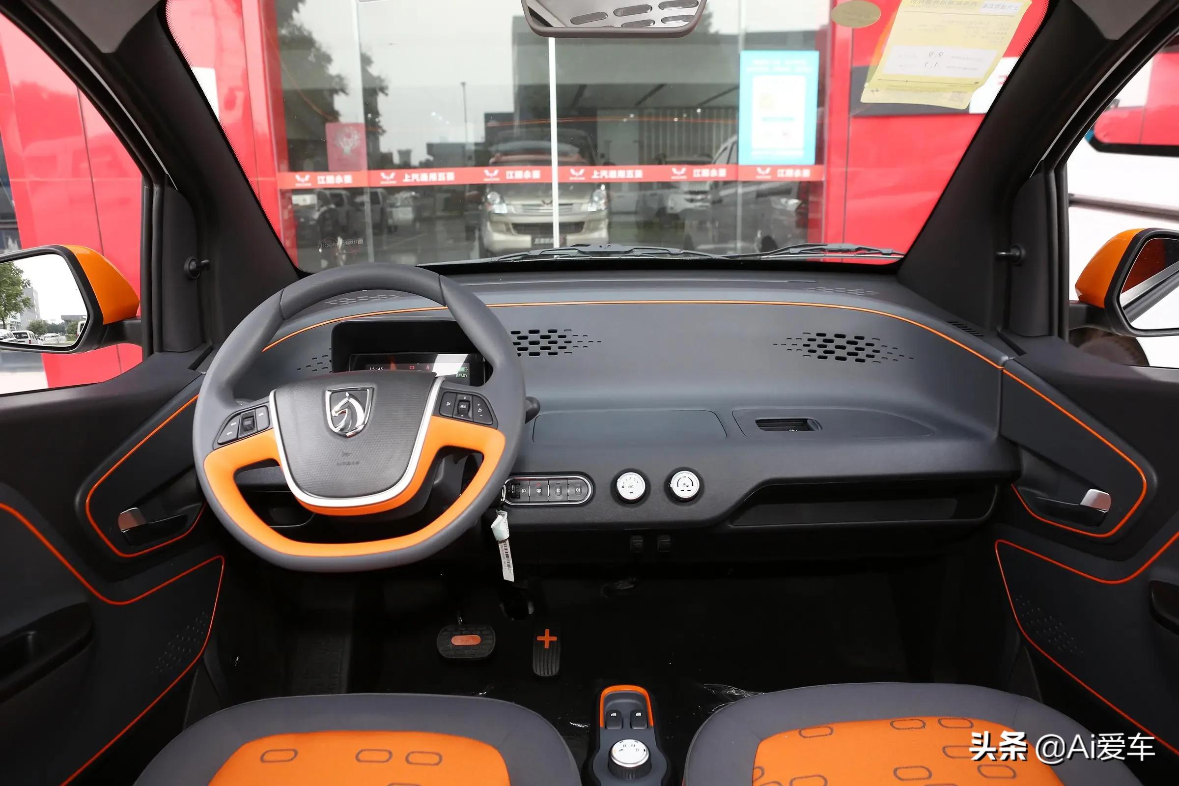 续航305公里，极其便宜小巧的代步车，停车不费力，实拍宝骏E100