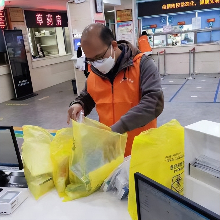 朝阳区直机关支援小红门乡临时党支部凝心聚力，把党旗插在战“疫”一线最紧要关卡