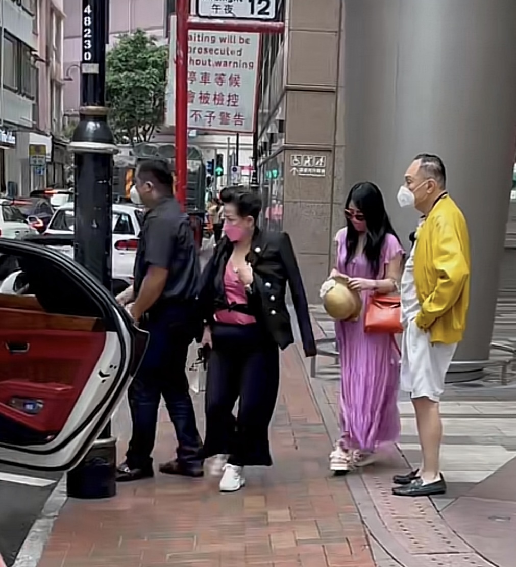 85岁富商赵世曾罕见外出，身边又换新女伴，打扮依然时尚行走自如