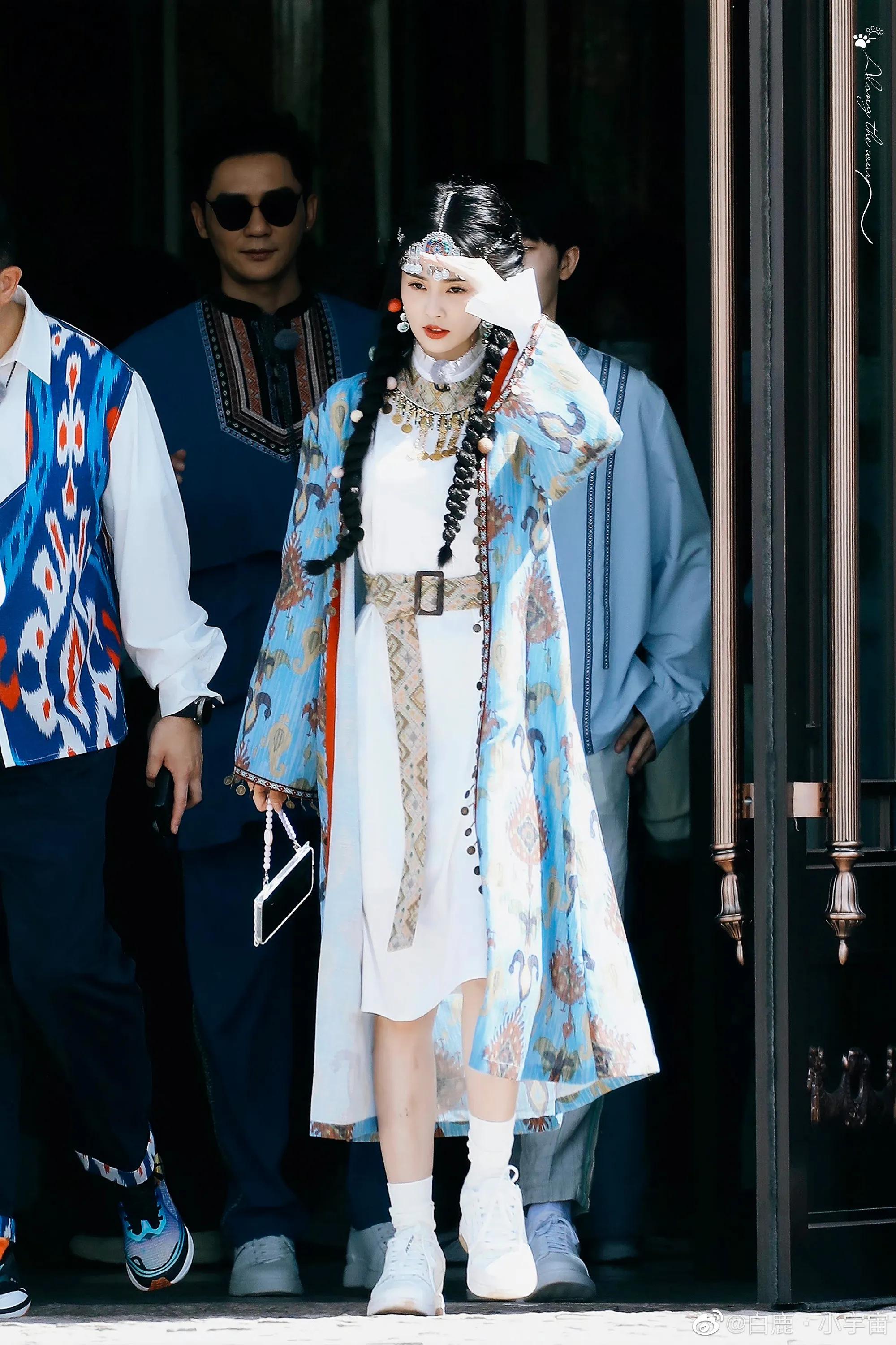 《奔跑吧》直播截图中的白鹿以及跑男新疆收官路透哦