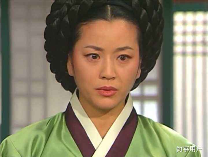 当时，韩国电视剧里的女性都长得很高，宋慧乔蔡琳也很有光泽，大长现在更是全员都是美女。