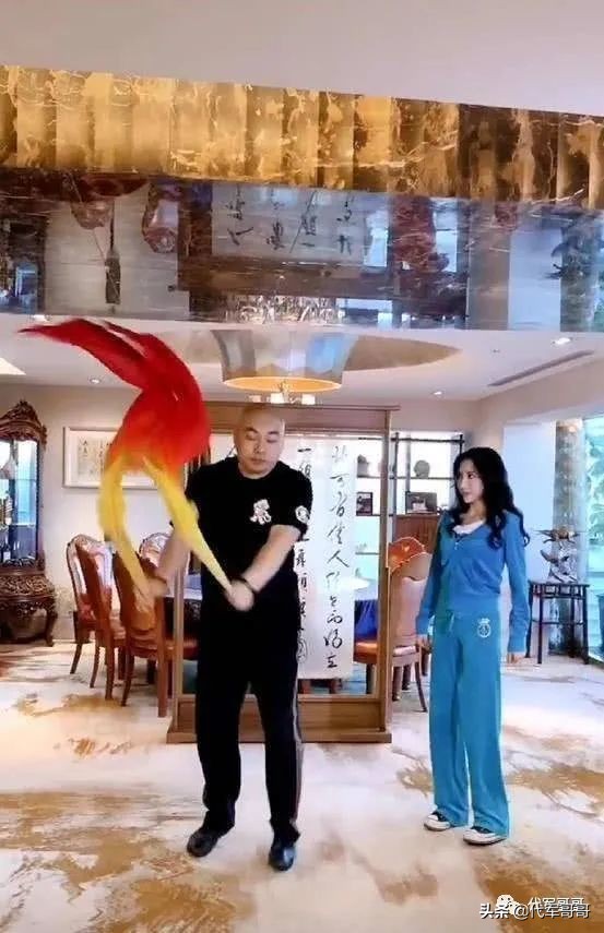 他是赵本山力捧的弟子，其貌不扬却娶美艳娇妻，如今婚姻很幸福