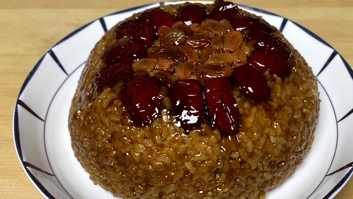 【制作食材】糯米,红糖,葡萄干,红枣
