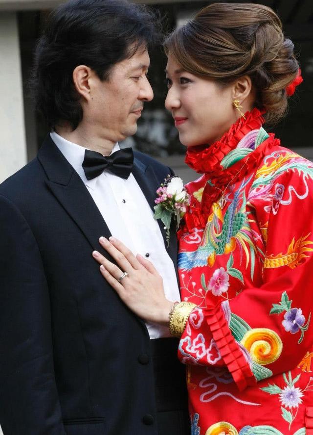 钟嘉欣晒泳衣照，挺超大孕肚身材依然傲人，胡定欣陈敏之留言赞美