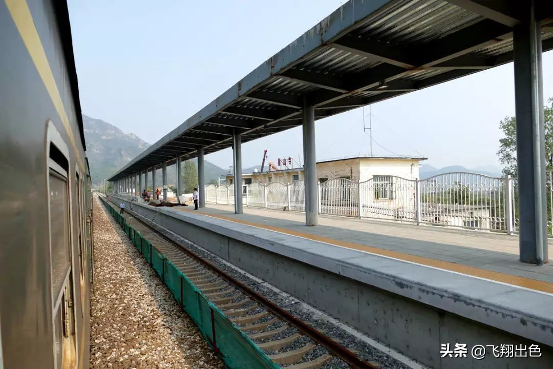 途经小水峪站,这里还保留着一座颇有特色的水塔.