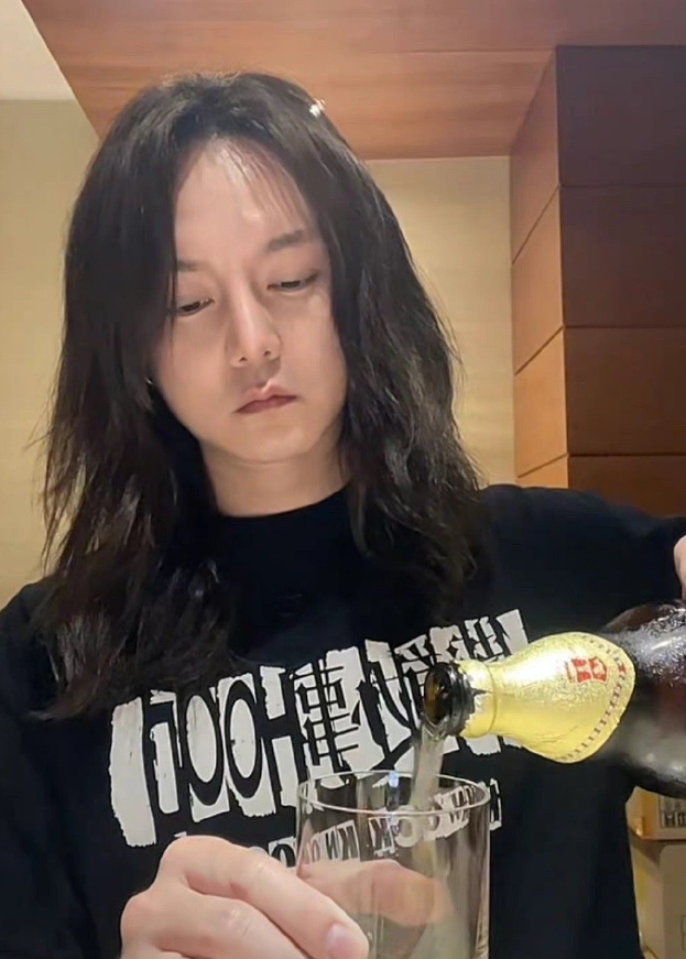 尹正中分发型撞脸秋雅,网友:逐渐娘化