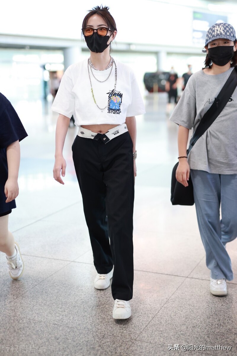 谢可寅穿着白色T恤休闲裤现身机场，时尚的项链很亮眼