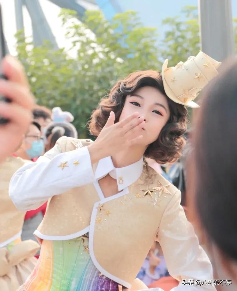 明星哭穷没人共情，一年几千万的收入却说自己买不起房