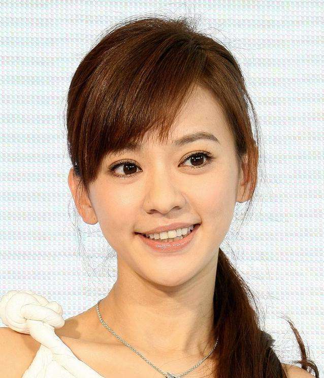 爱情》mv女主"光环进入大众视野的李心艾,也是一个有着铜铃大眼的女星