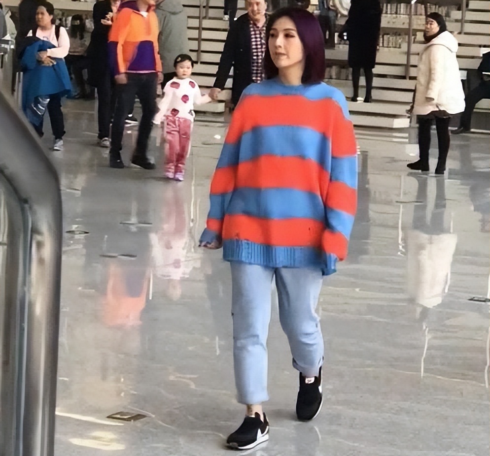 痘痘脸、赘肉、五五分！生图里的女星，让我看见了人间真实