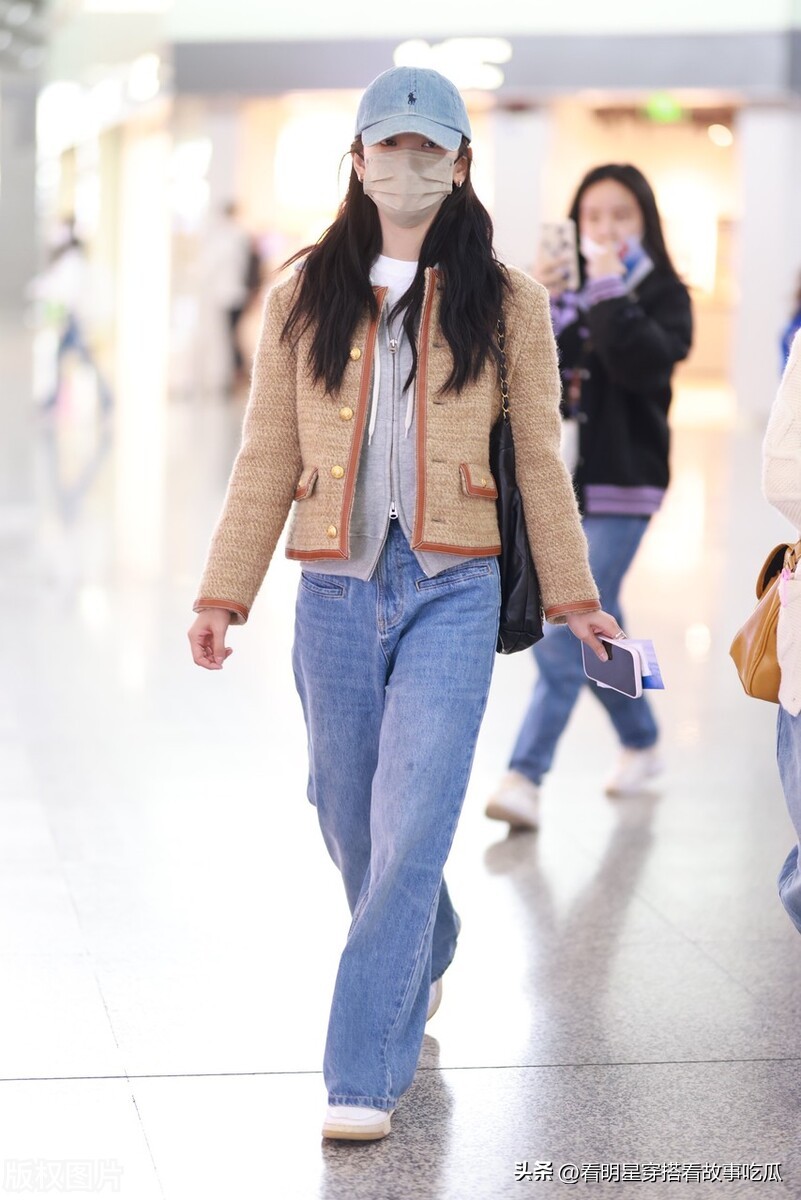 章若楠身穿小香风粗花呢短款外套配阔腿牛仔裤元气满满,好洋气