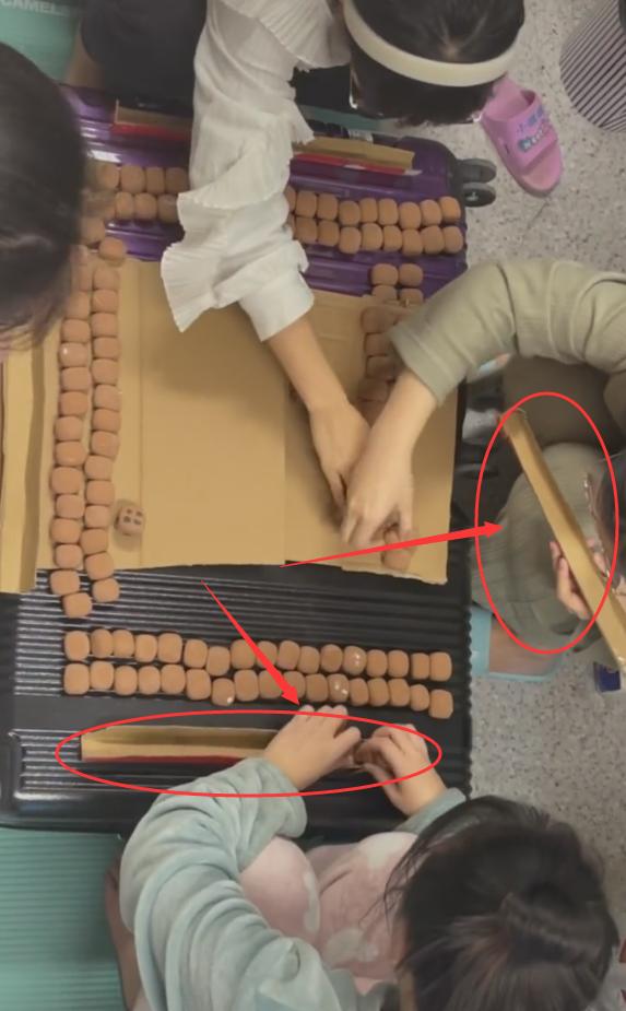 西安高校封校，女大学生自制麻将消磨时间，“幺鸡”成为最大亮点