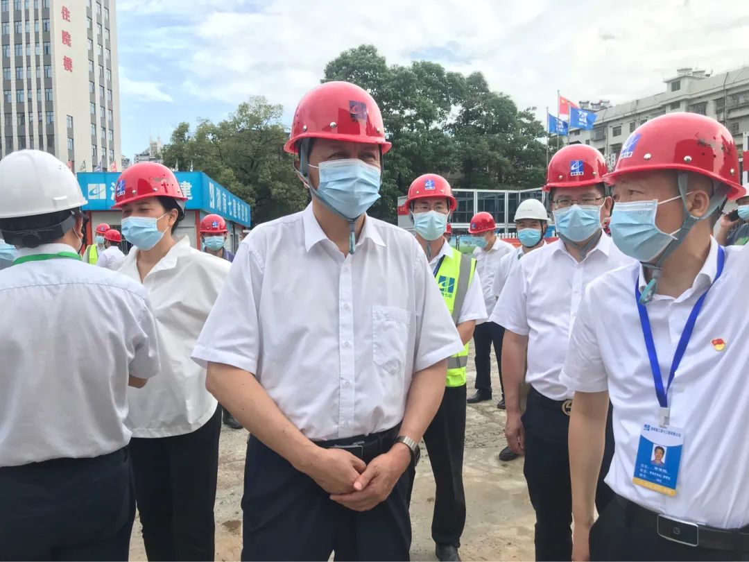 李万千在城区调研区域医疗中心项目建设和《条例》贯彻落实情况