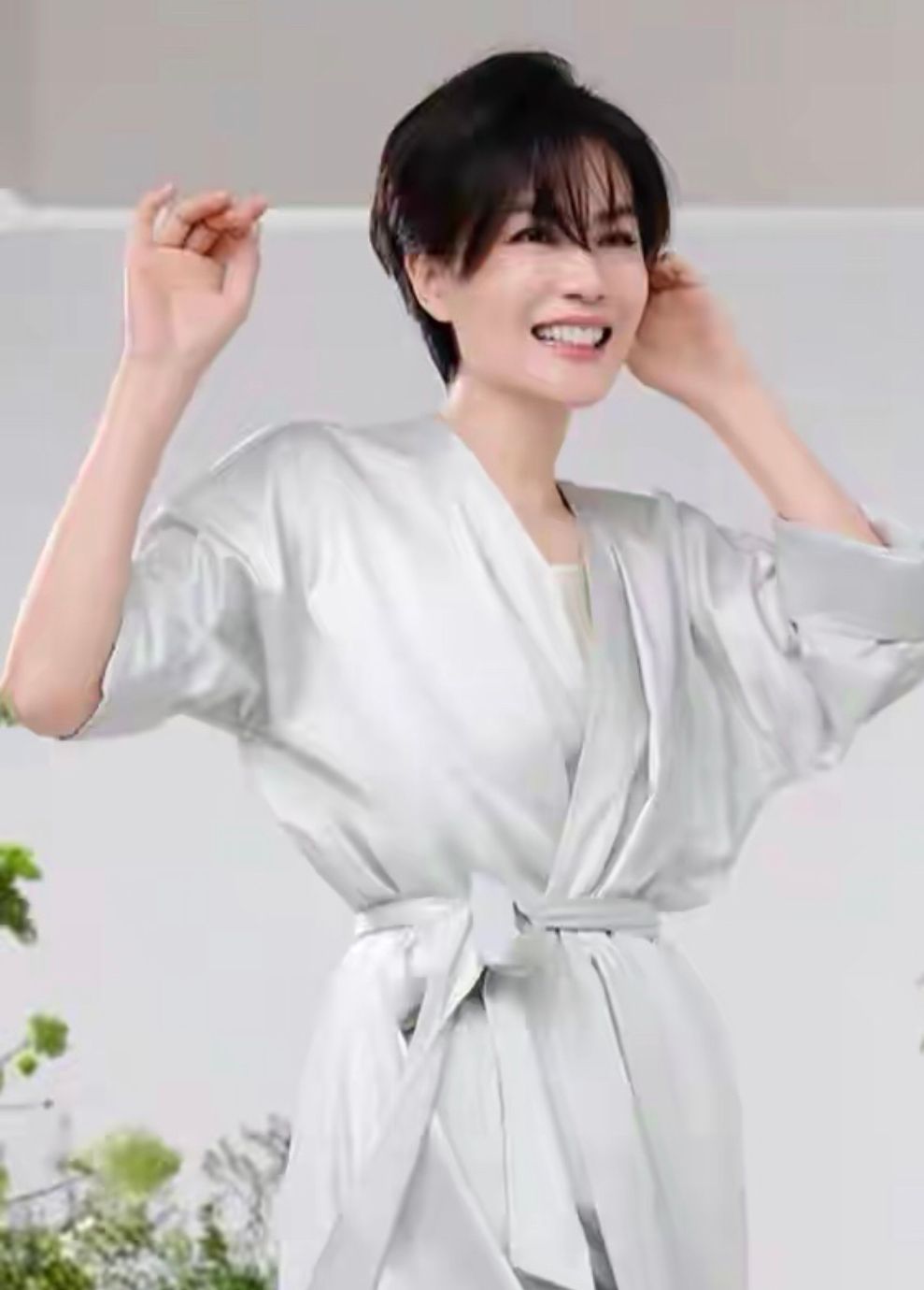 王菲终于换新发型短发烫卷还做了齐刘海和男友人同框不像52岁