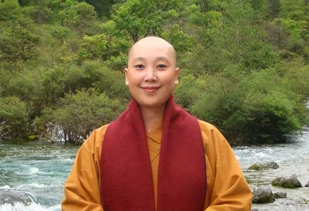 “一代歌后”李娜，巅峰时期力压韩红，为何削发为尼选择出家？