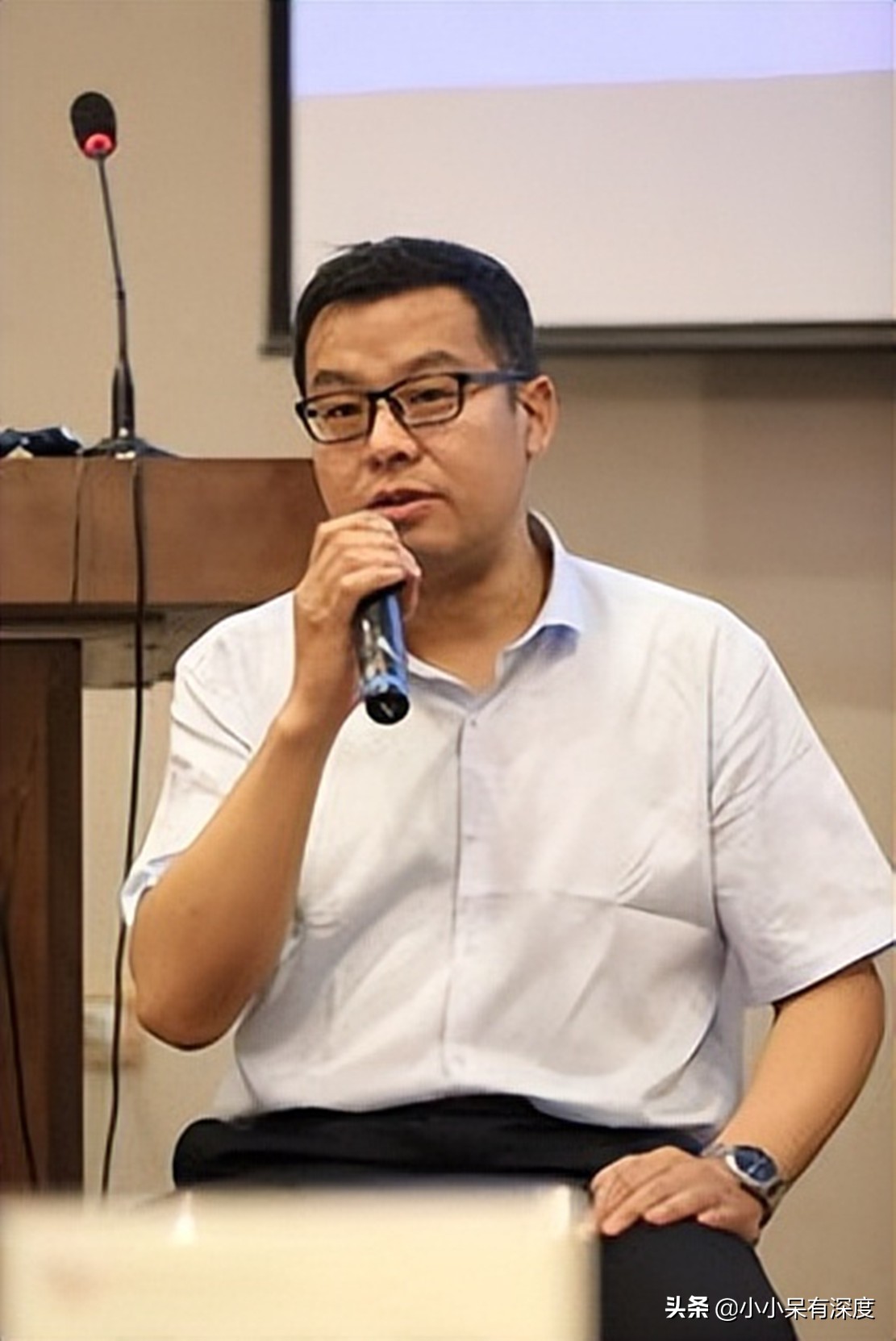 评论员吴大辉，他憨厚的外表下，笨拙地表达中，爆出巨量的惊喜