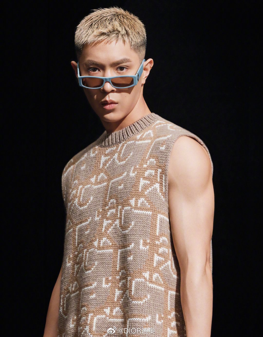 王俊凯四登芭莎封面，时尚大片直接复制广告造型，外景像P图