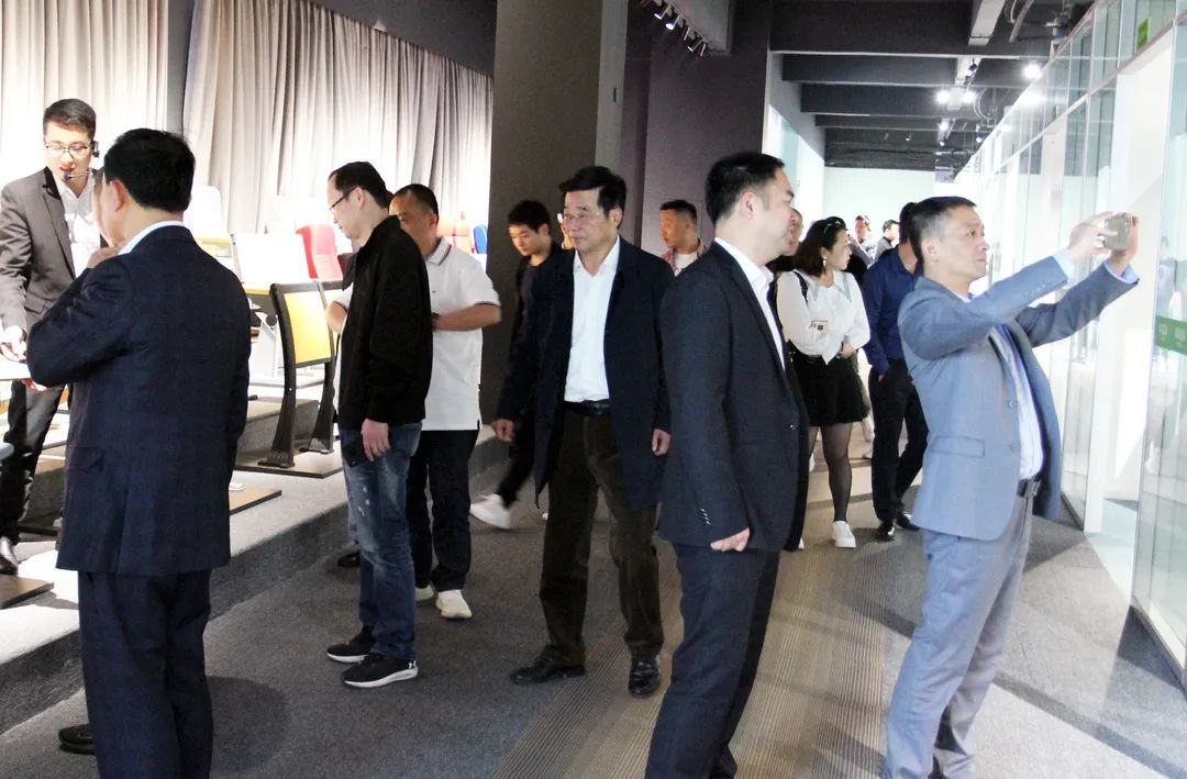 重庆市家具协会走进华亚家私参观交流