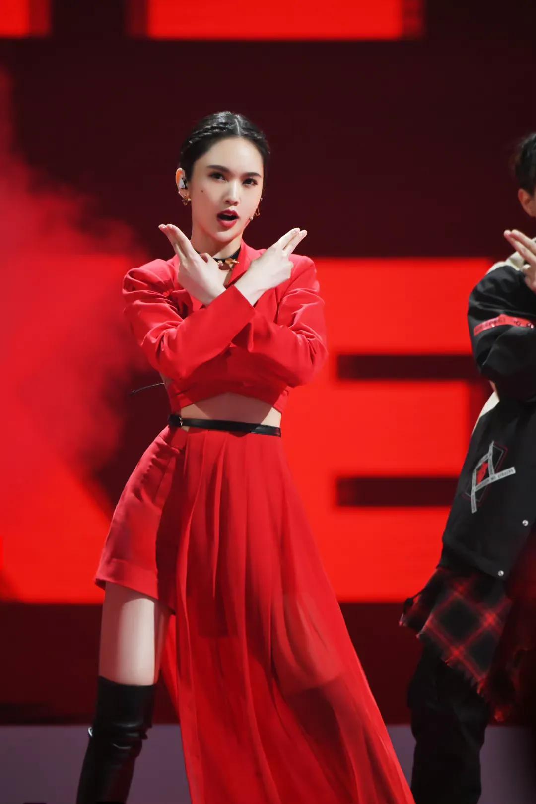 孙怡、赵丽颖红色礼服状态迥异，有没有爱情的滋润肉眼可见