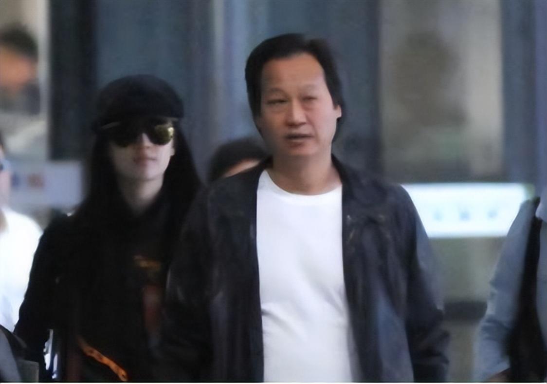 与55岁男友热吻,同是干女儿,陈金飞为何要放弃刘亦菲选择她?