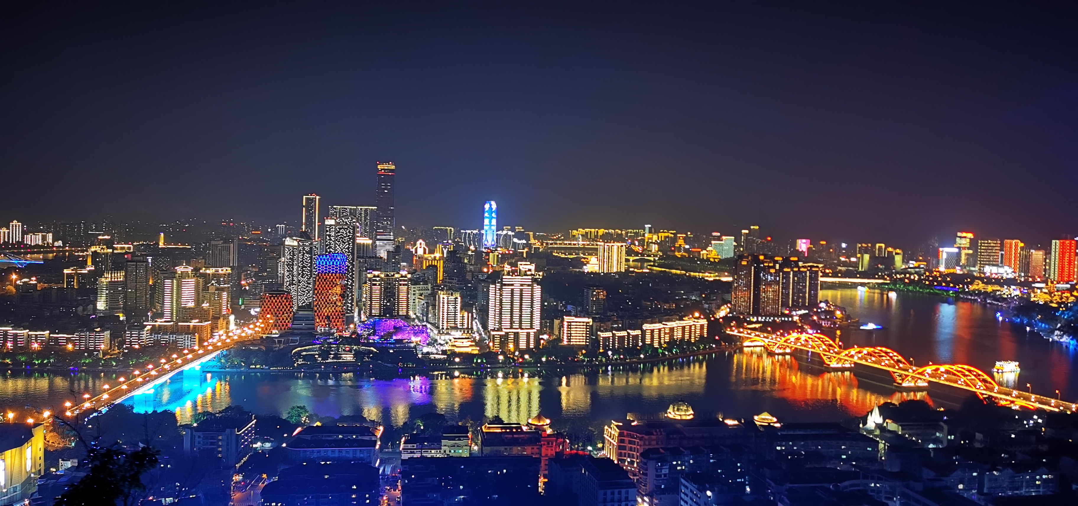 两岸灯光璀璨,江水映城,夜景迷人,难怪有人曾经称赞柳州夜景是"中国第