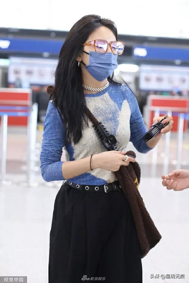 章若楠出发前往录制《中餐厅6》对着手机整理发型