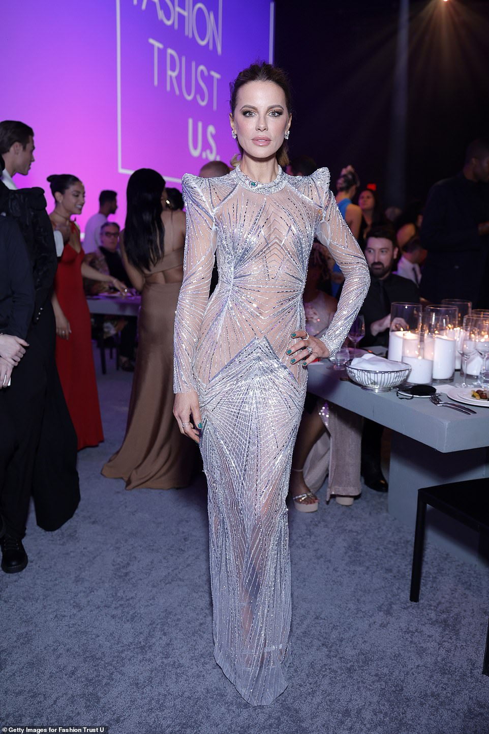 凯特·贝金赛尔着透明镂空礼服亮相典礼,mj女儿穿深v高叉裙大比拼