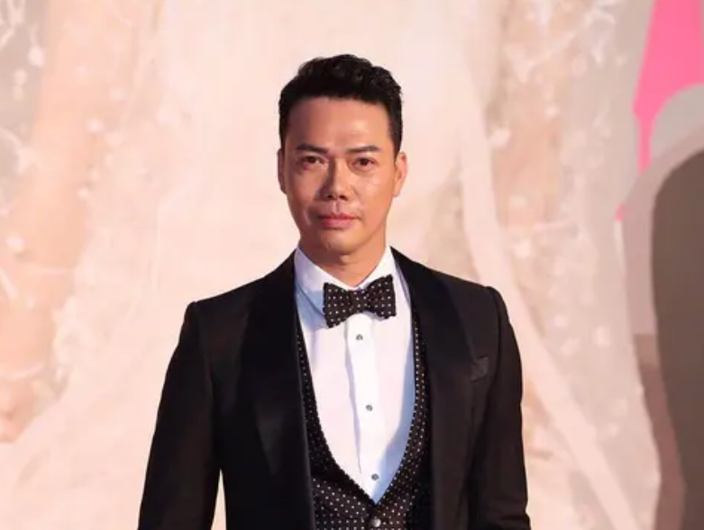 谢天华迎55岁生日，娶经纪人恩爱15年，儿女双全堪称人生赢家