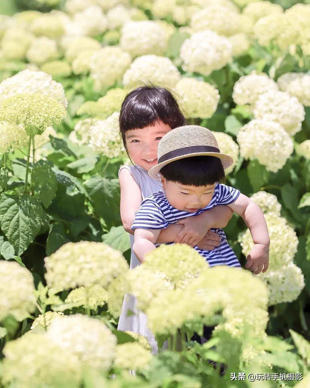 有个会拍照的妈妈，孩子与花的合照每张都超！好！看