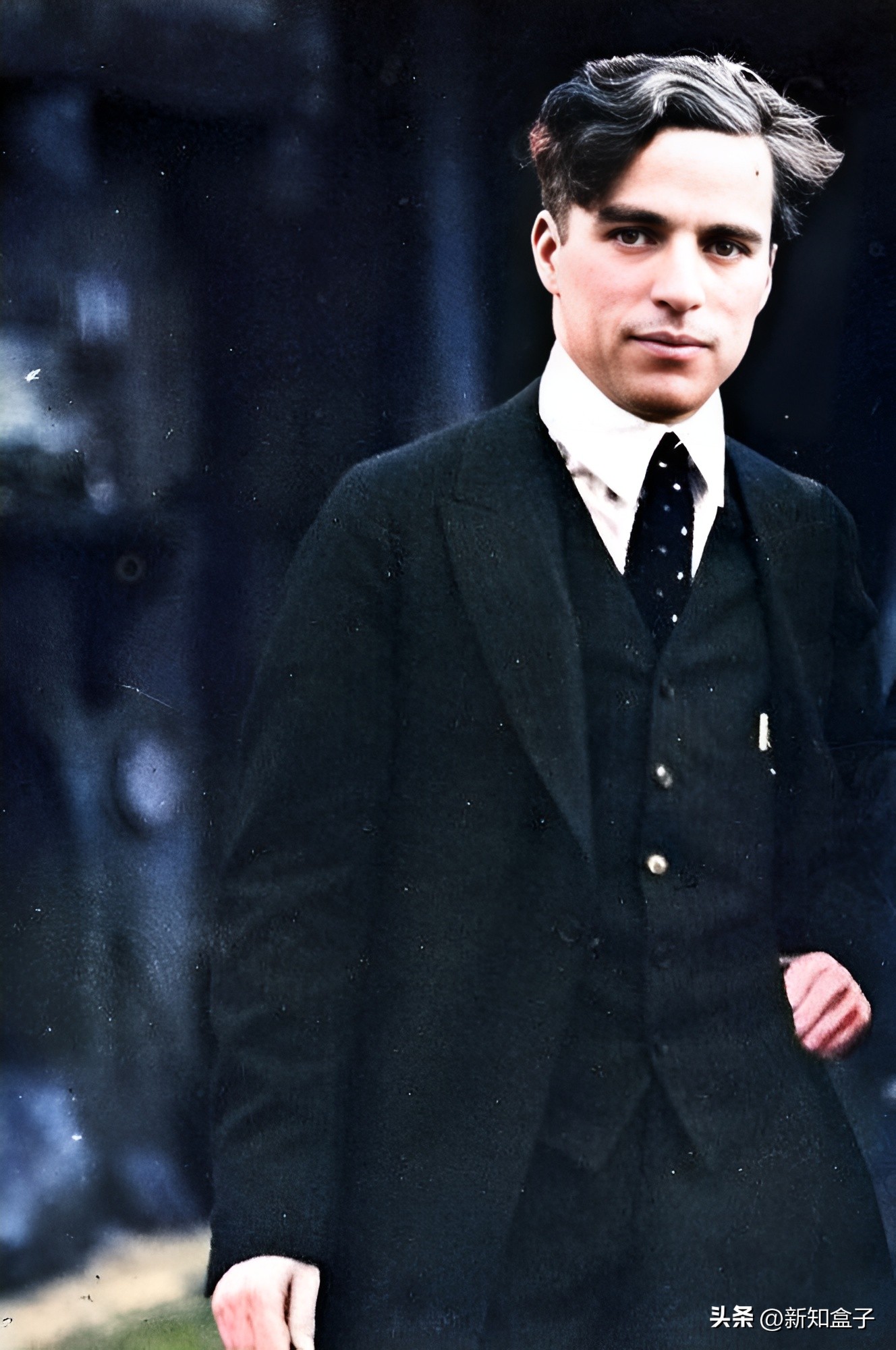 老照片上色,喜剧大师卓别林年轻时,并没有标志性的胡须和帽子