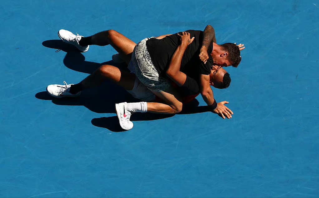 澳网,坏小子进决赛,观众"疯"了,庆祝图片激情满满,脸红了