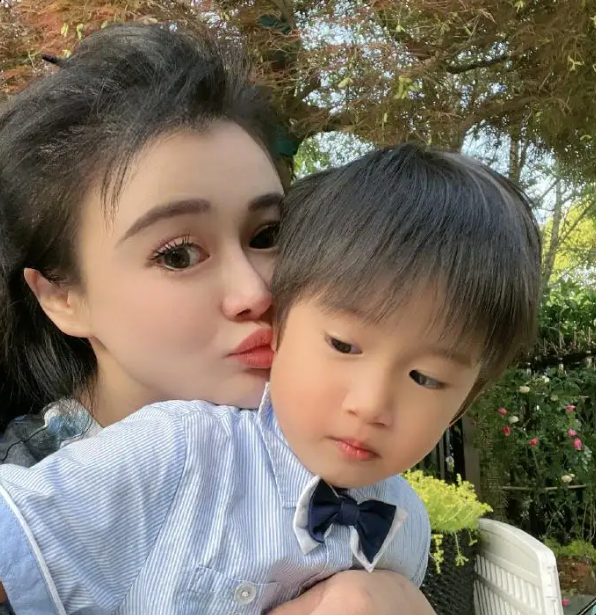 冉莹颖：为爱从央视辞职，一年被甩23次，为救邹市明生三胎存血？