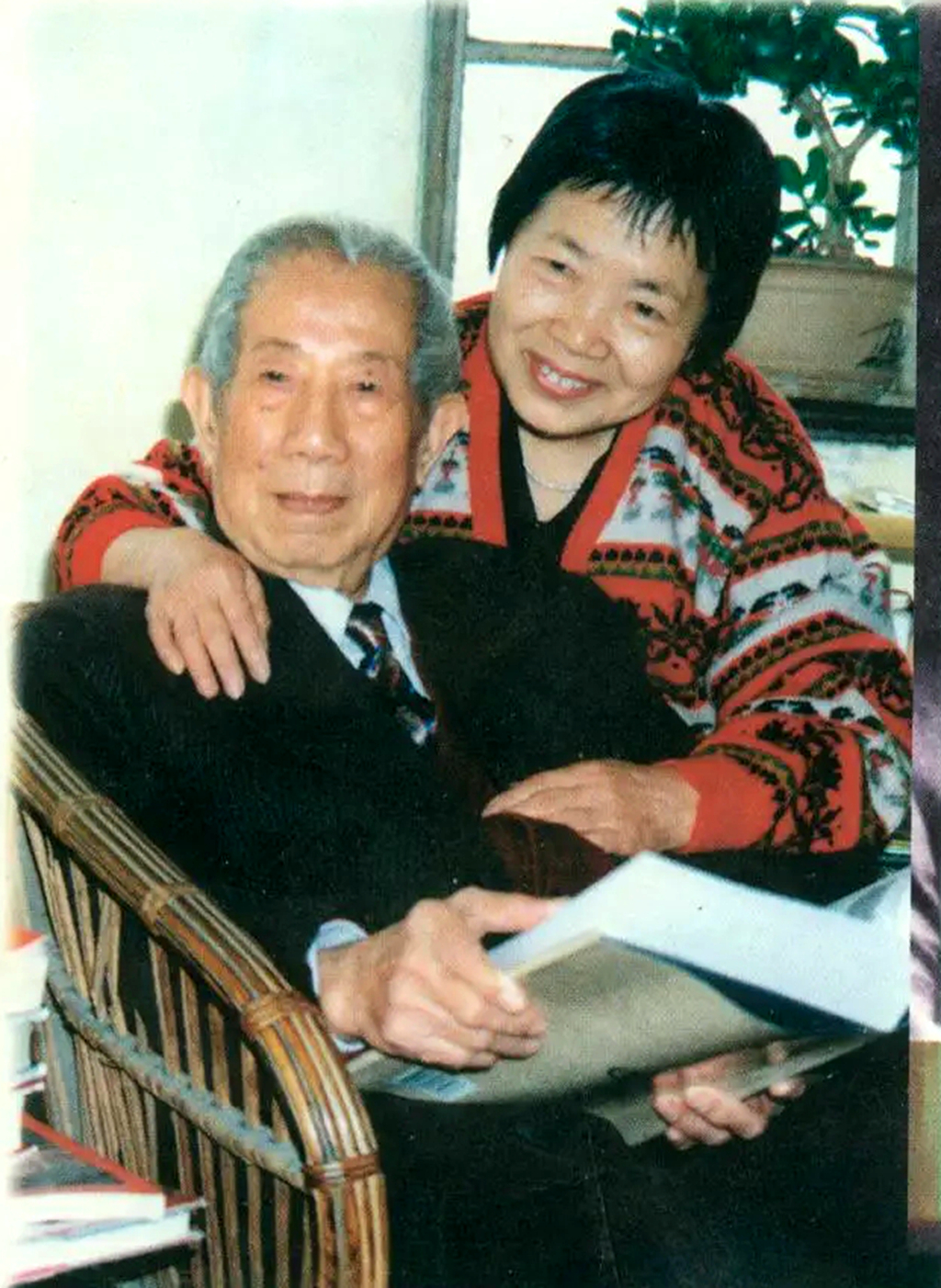 汤晓丹与蓝为洁有两个优秀儿子,即大儿子汤沐黎和小儿子汤沐海,分别是