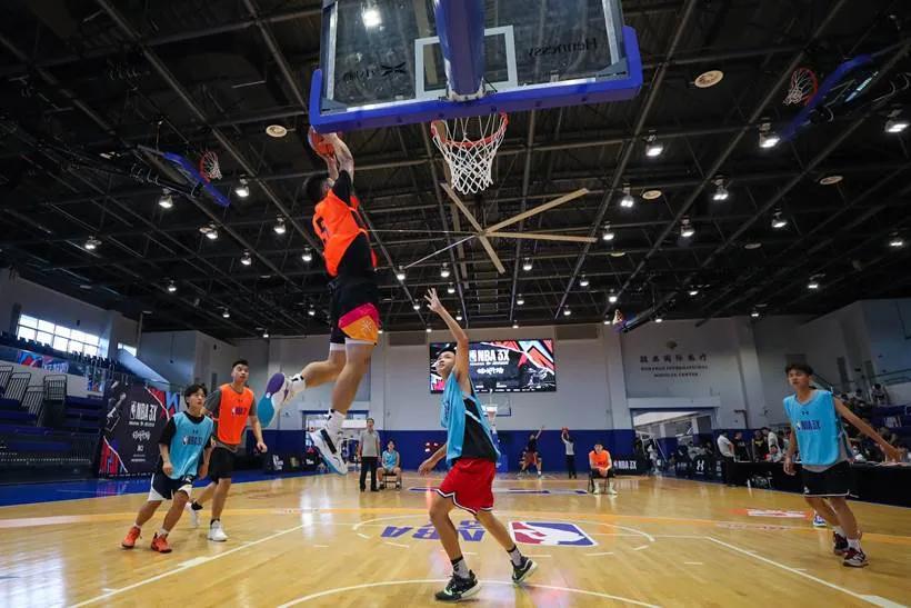 青岛哪里有nba的专卖店（3年连开3家！NBA在华布局大型门店，搭起文化沟通桥梁）