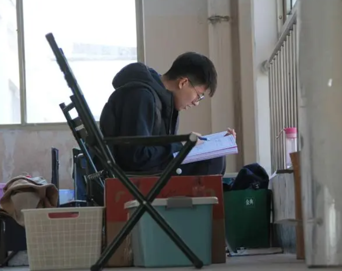 挤不进的圈子就别挤了，上大学才发现，家境不同的人很难成朋友