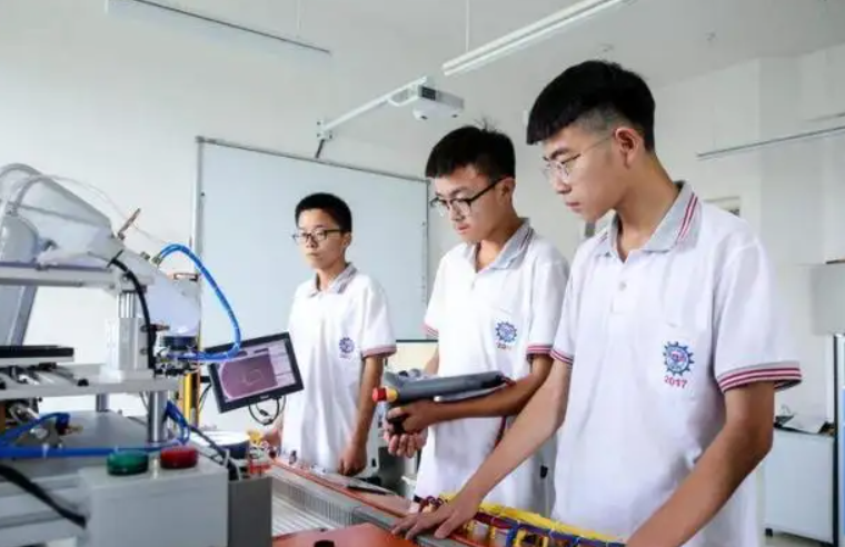 工科专业就业“钱途”排行，通信工程排名大幅下降，榜首异军突起