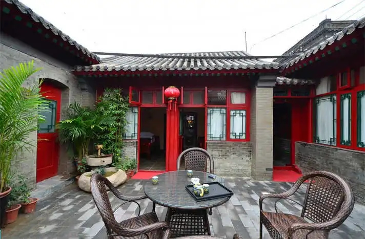 北京四合院当年一套50万，成龙一口气买8套，十年后赚翻偷着乐