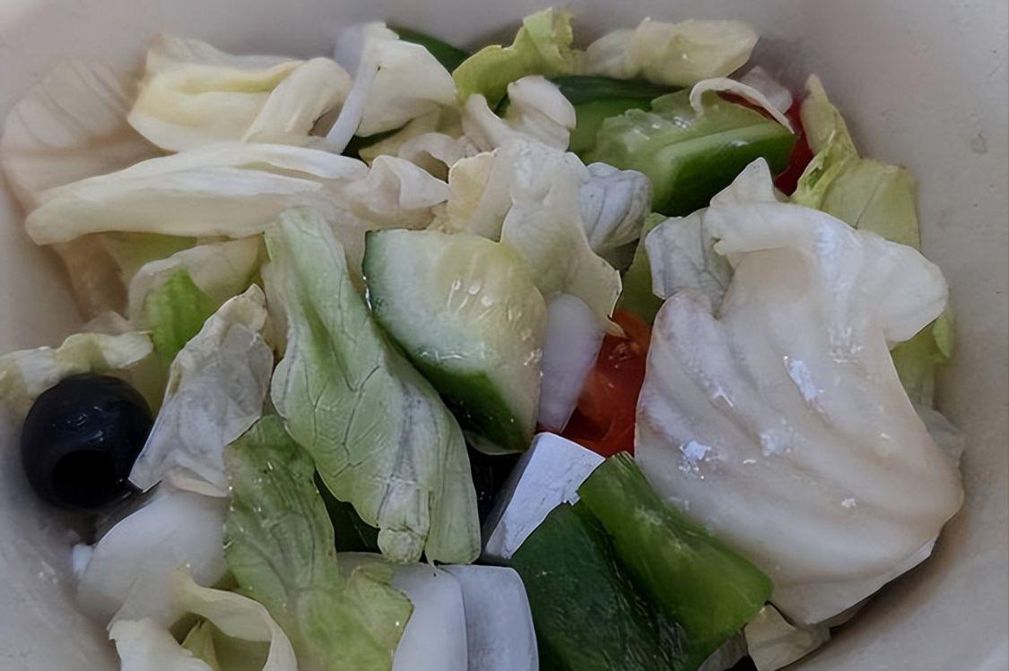 世界杯各國特色美食（卡塔爾世界杯能吃什么？啤酒100元1瓶，蔬菜沙拉76元，看看值嗎？）