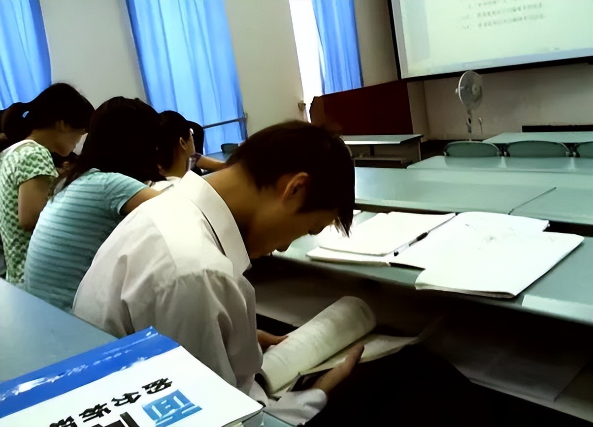 “供你读大学成了笑话”，一位农村父亲的坦白，让多少大学生沉默