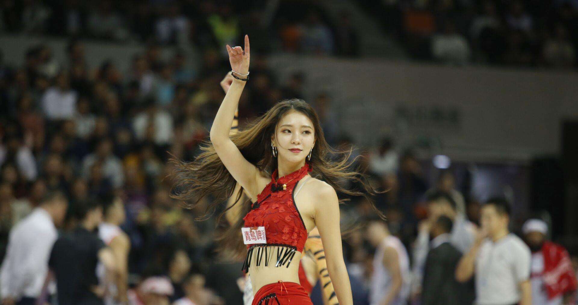 拳击举牌女郎(拳赛举牌女郎年薪低,为何能买奢侈品?