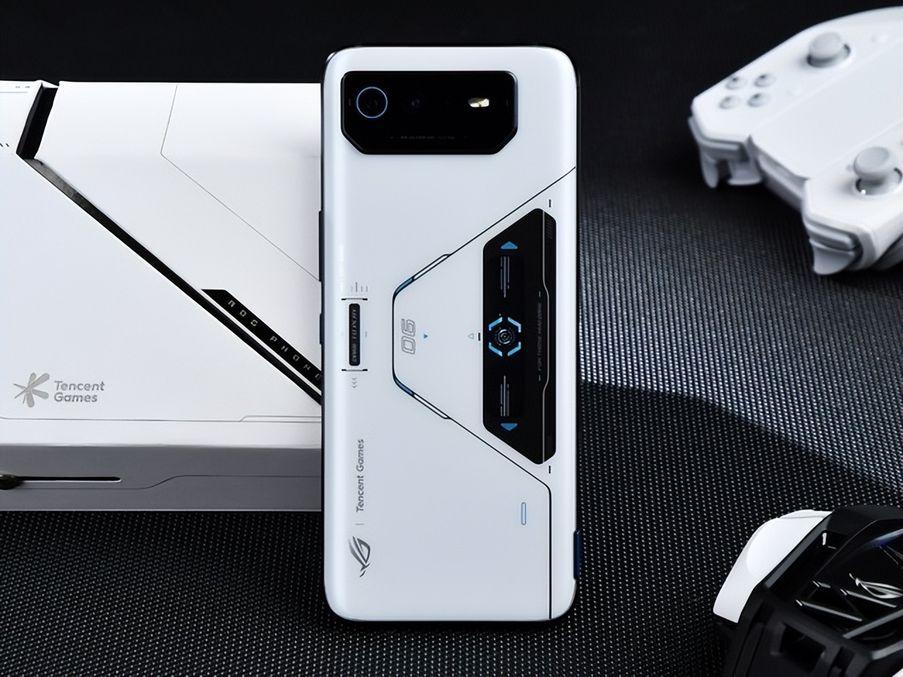 骁龙8+被榨干 腾讯ROG游戏手机6Pro图赏
