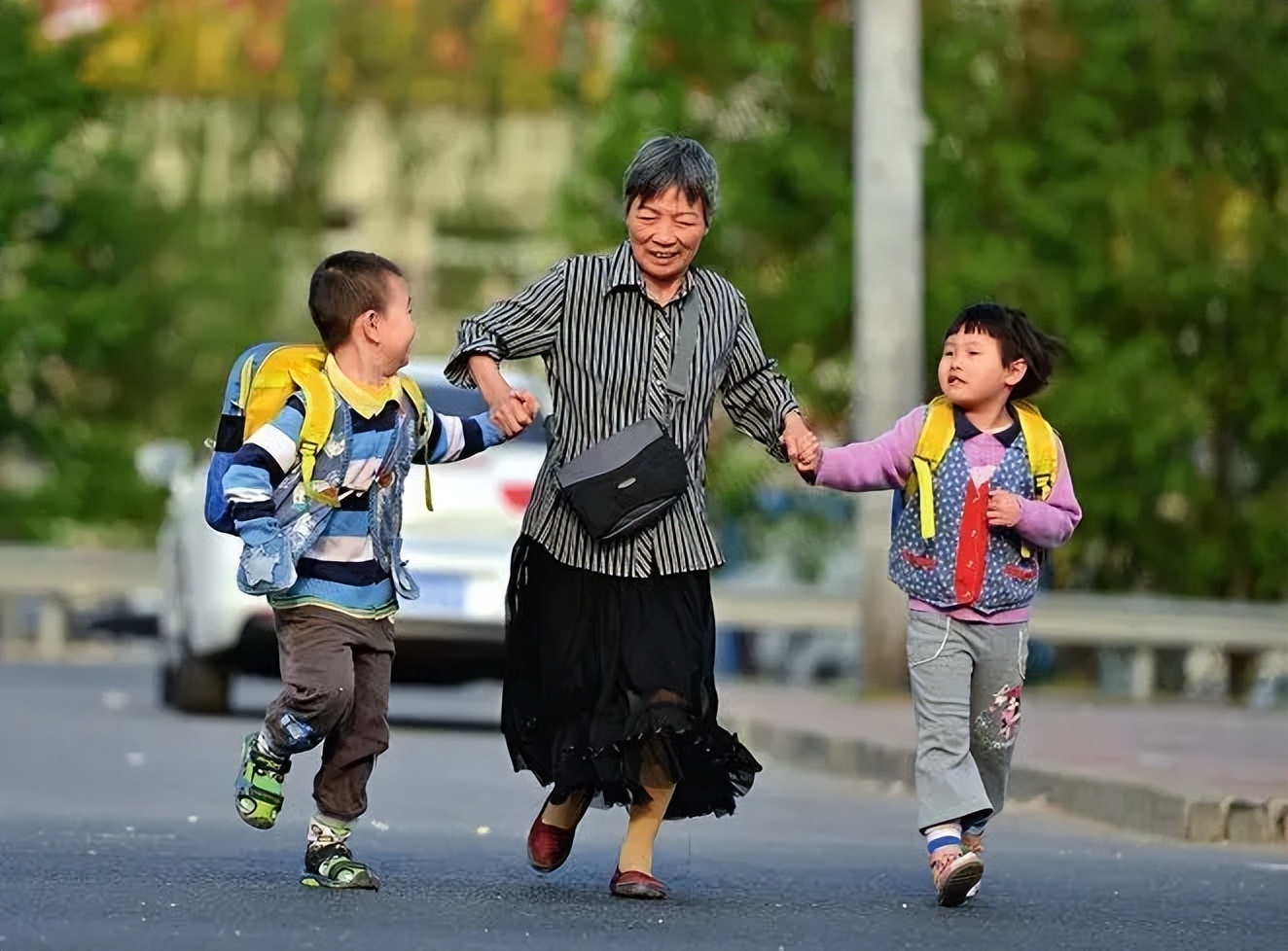 2010年36岁儿子不结婚，56岁母亲为传宗接代，直接自己生下双胞胎