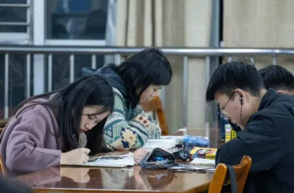 考研逐渐“高考化”，全国在读硕博生超330万，本科将成白菜价？